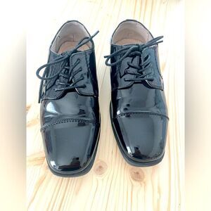 FLORSHEIM Shoe Company; Boys size 1.5.  Only worn once!  In perfect condition!